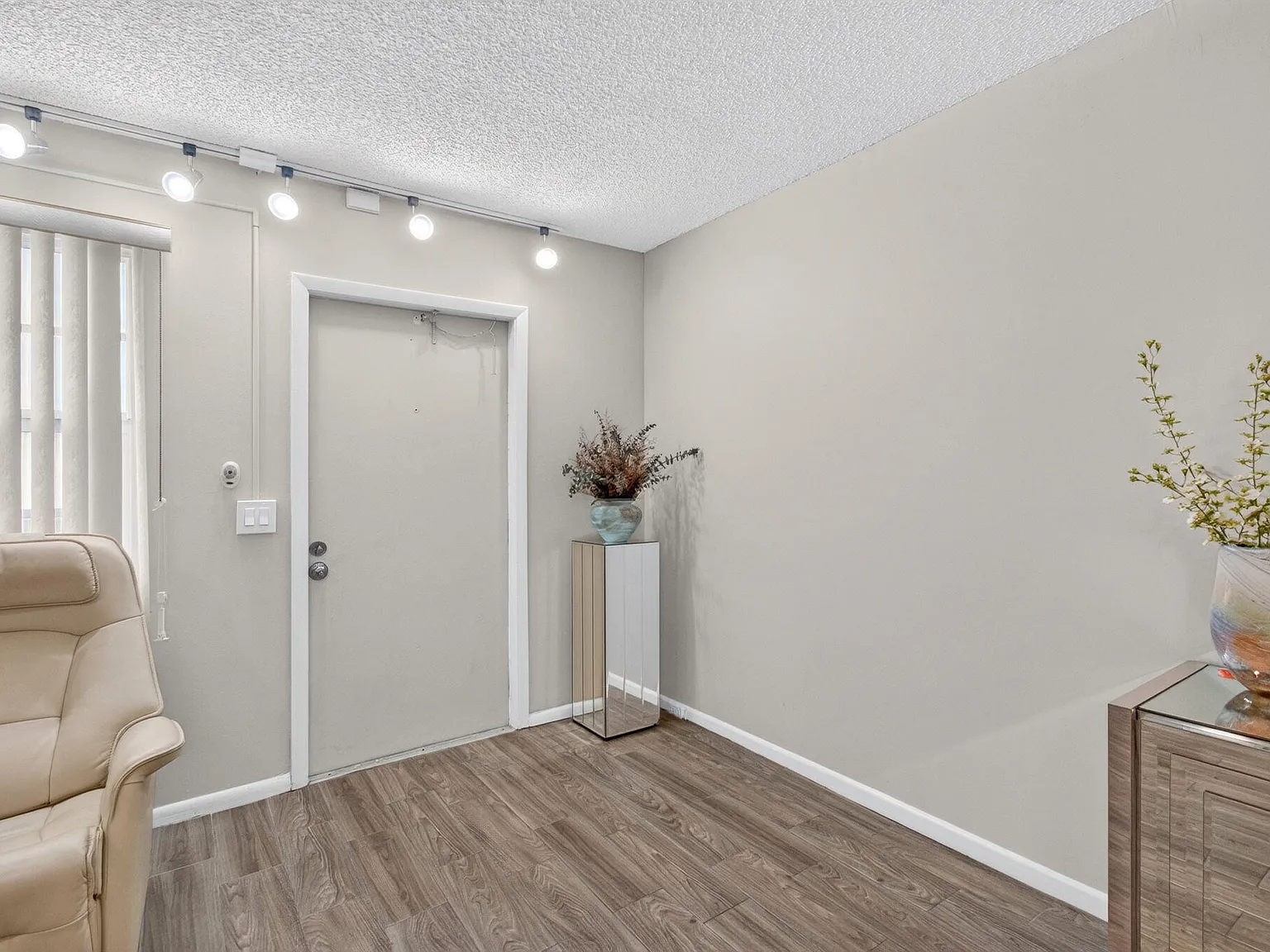 1 bed, 1.0 bath, 779 sqft, $1,550 — Photo 2