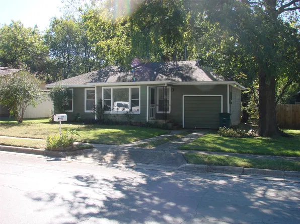 1010 Moss St, Gainesville, TX 76240