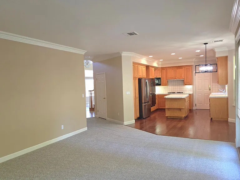 206 Murcia Ct — Photo 11