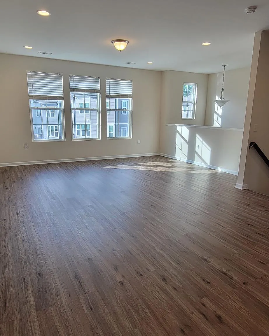 1407 Regents Ln — Photo 3