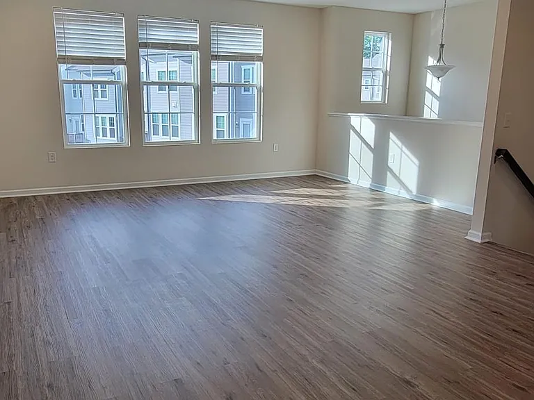 1407 Regents Ln — Photo 3
