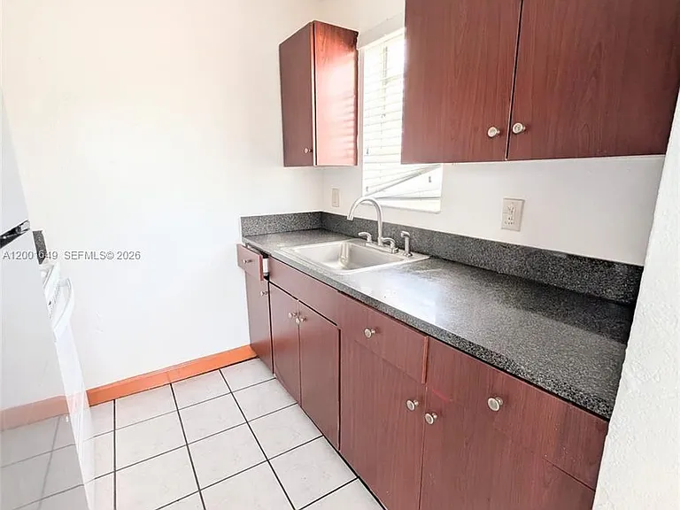 1551 NE 8th St #8 — Photo 4