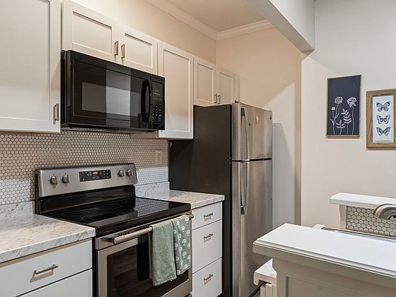 4th image of 1019 W Rowan St APT 2