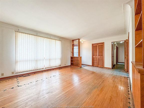 4th image of 1120 Cabana Rd W