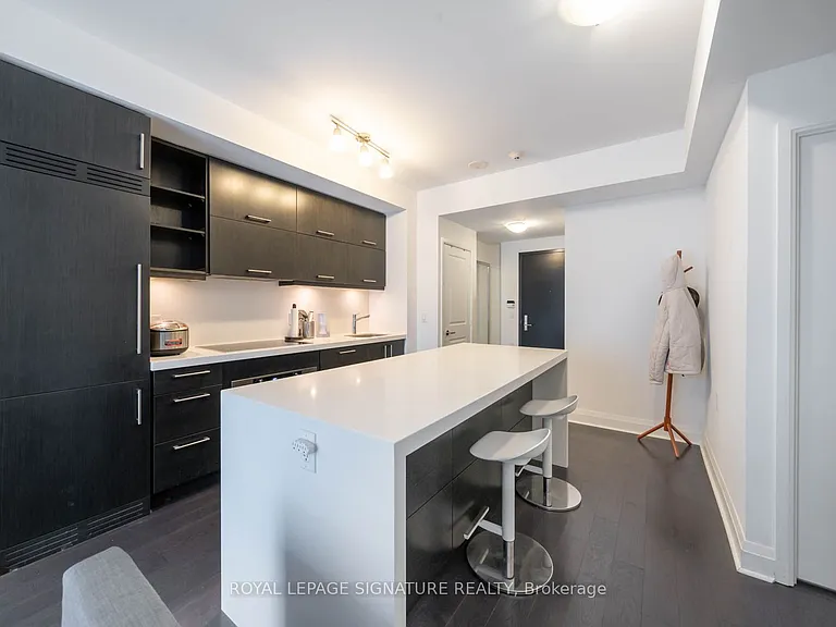 1080 Bay St #901 — Photo 3