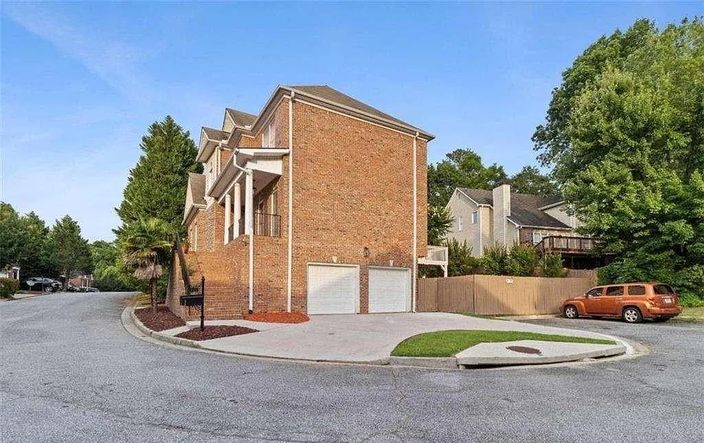 5 bed, 3.5 bath, 4027 sqft, $6,500 — Photo 3