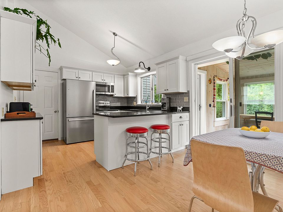 1st image of 8 Riverbend Drive #8