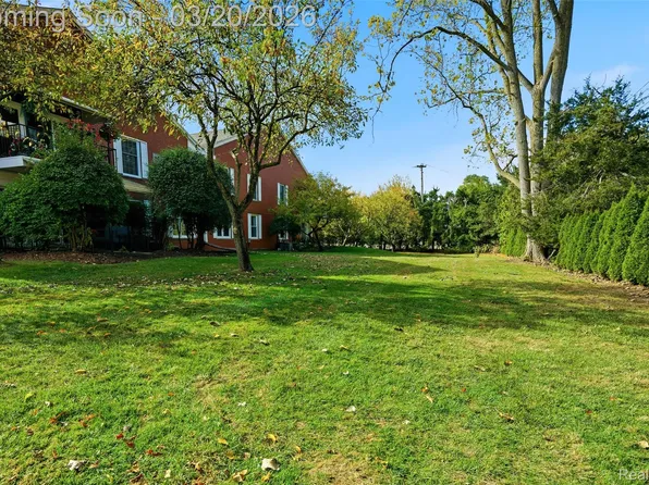 19710 W Thirteen Mile Rd APT 107, Beverly Hills, MI 48025