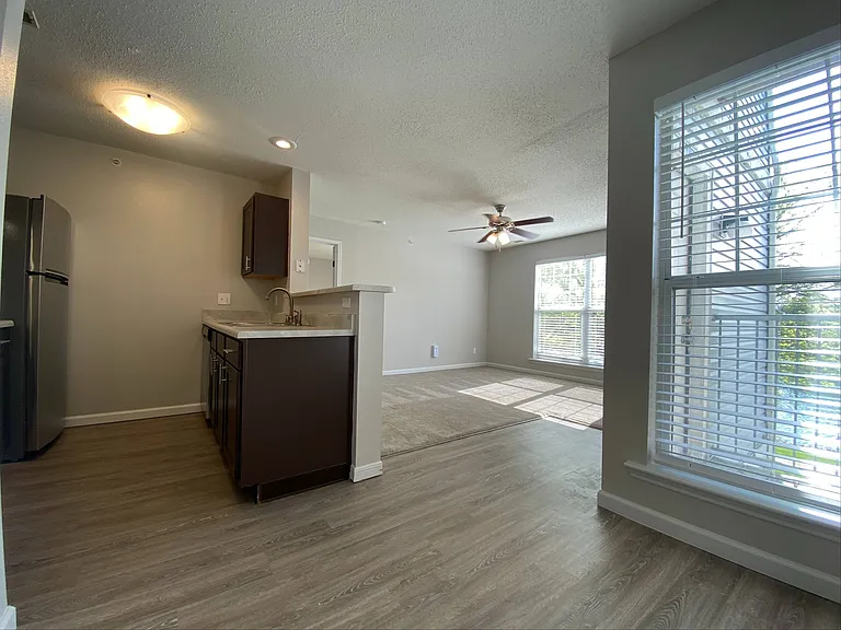 600 sqft living room