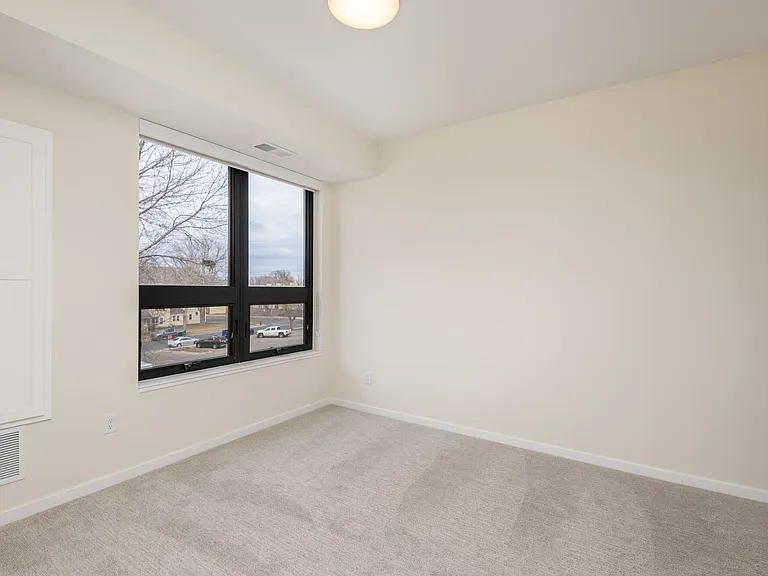The Uptown Apartments — Photo 31