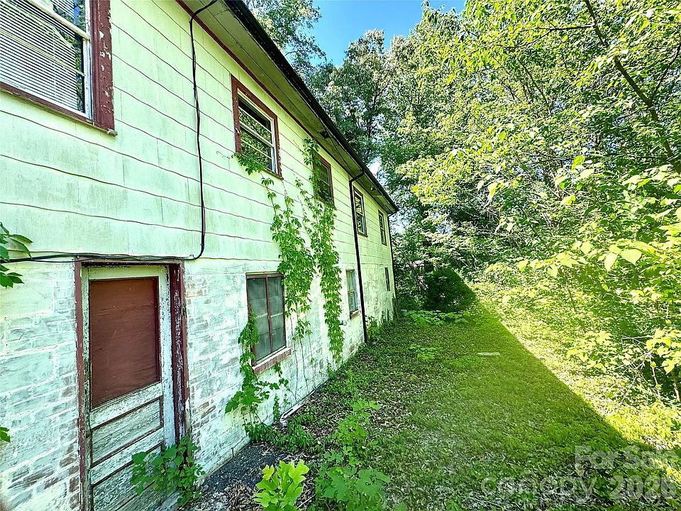 2nd image of 141 10th Ave SE