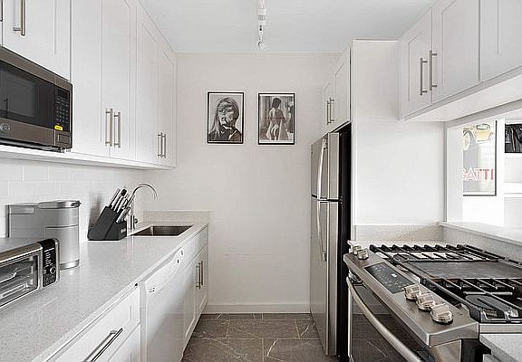 5th image of 22 W 15th St APT 14B