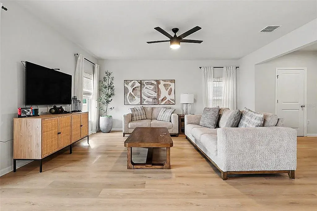 4 bed, 2.5 bath, 1920 sqft, $2,350 — Photo 3