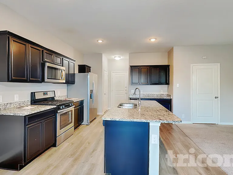 4945 Hallies Gdn — Photo 5