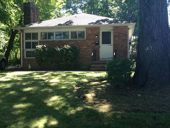 3rd image of 143 Saint Andrews Ln