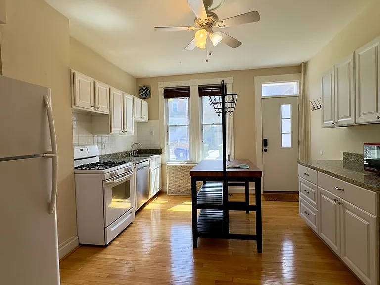311 S East Ave — Photo 6