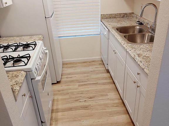 3rd image of 405 N Lincoln Way #105