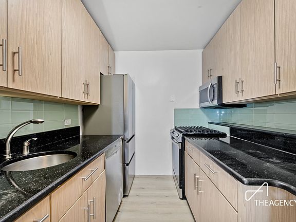 3rd image of 1991 Broadway APT 14A