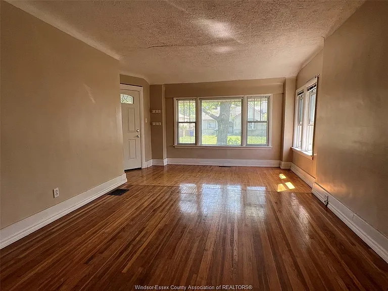 2423 Princess Ave — Photo 6