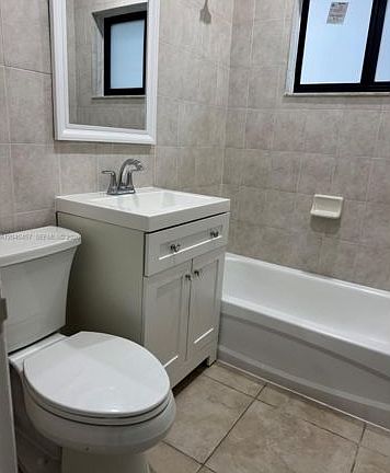 3rd image of 950 E 2nd St