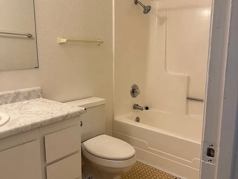1441 Pleasant St — Photo 14