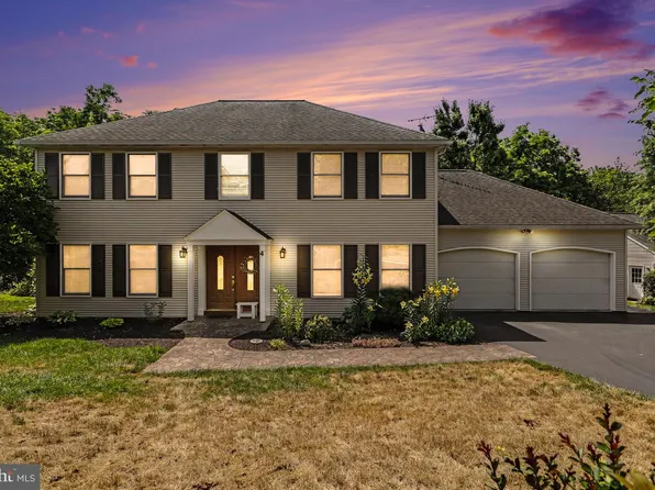 4 Brookwood Dr, Lititz, PA 17543