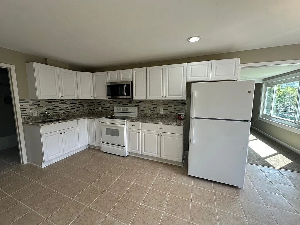 2 bed, 1.0 bath, 900 sqft, $1,200 — Photo 3