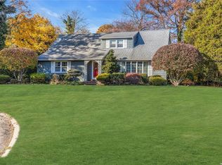 242 Shadybrook Ln, West Islip, NY 11795