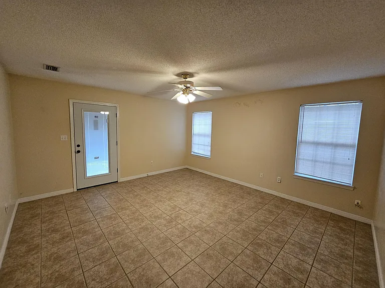 9425 Victoria Ln — Photo 19