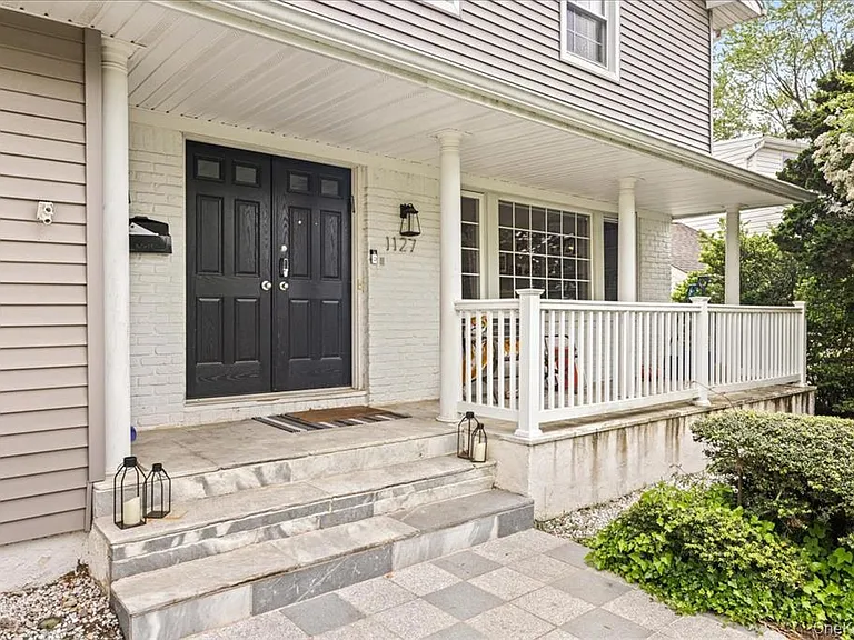 1127 Fordham Ln — Photo 10
