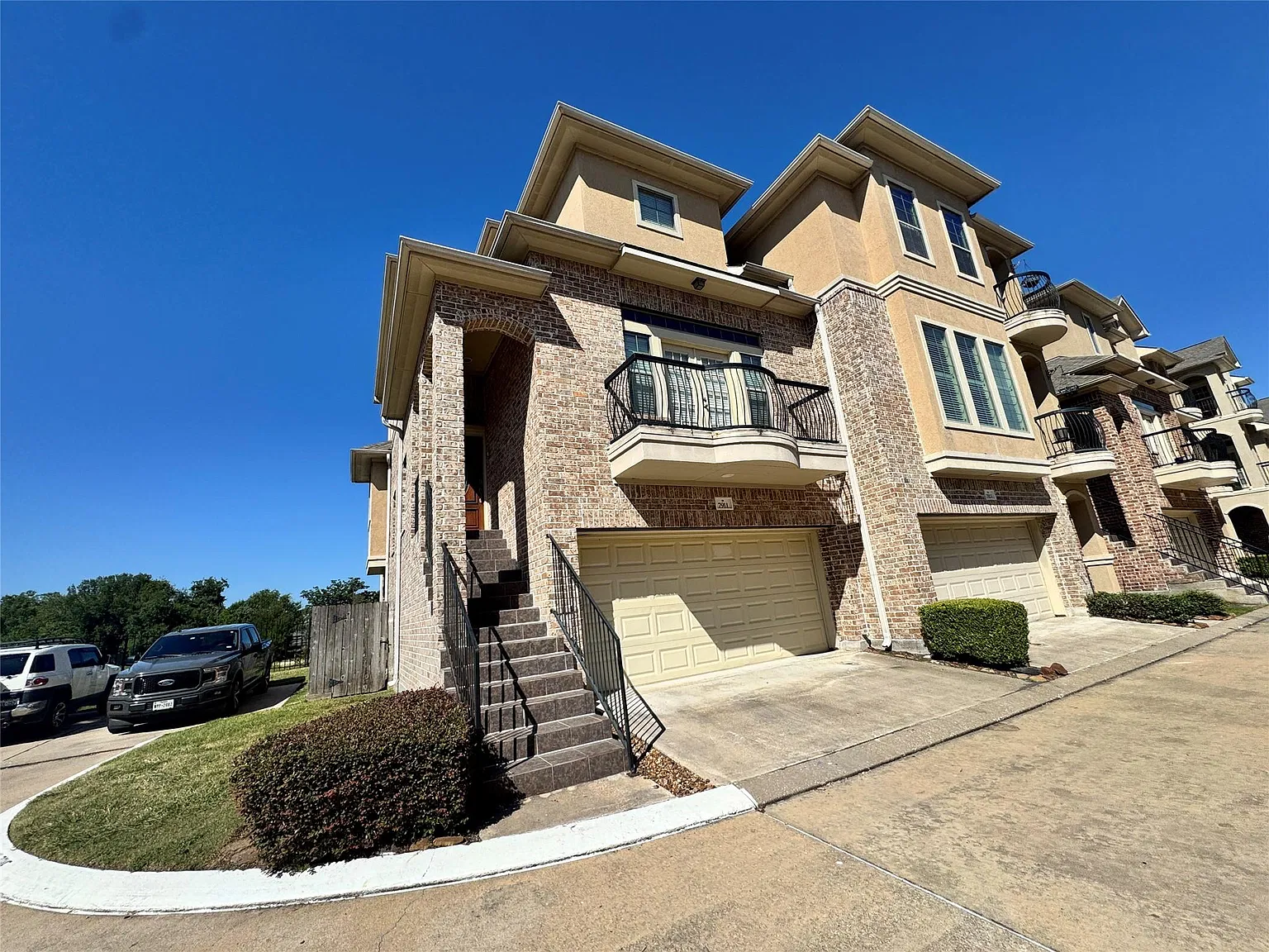 3 bed, 3.0 bath, 2275 sqft, $2,580 — Photo 2
