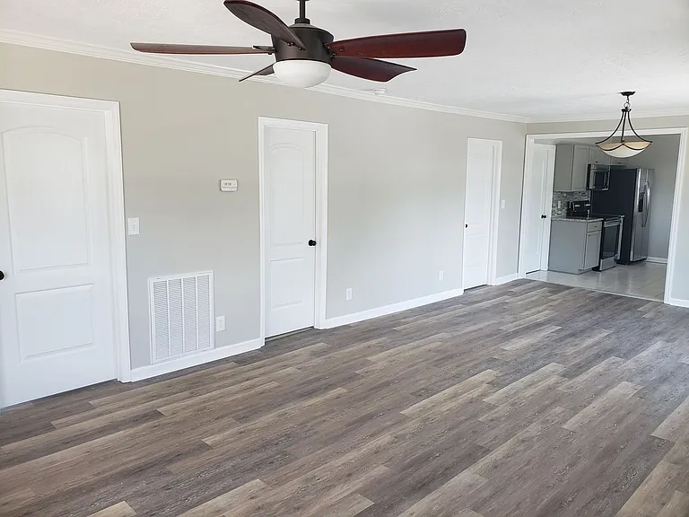 904 Snow St — Photo 5
