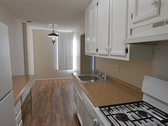 3rd image of 70 Shrewsbury Green Dr Unit I