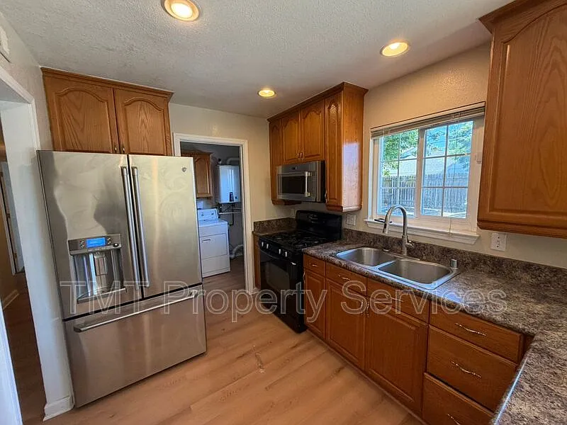 5 bed, 2.0 bath, 1850 sqft, $2,999 — Photo 3