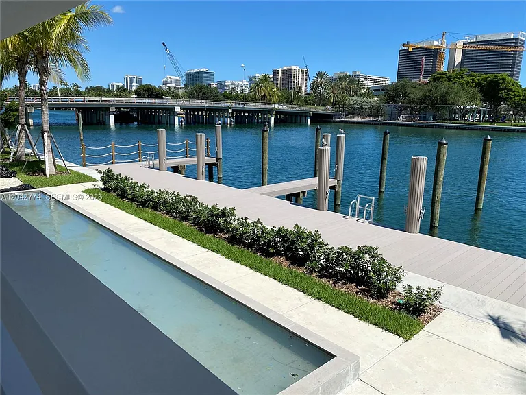 9521 E Bay Harbor Dr #605 — Photo 29