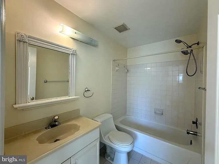 11 Wimbledon Ct — Photo 13