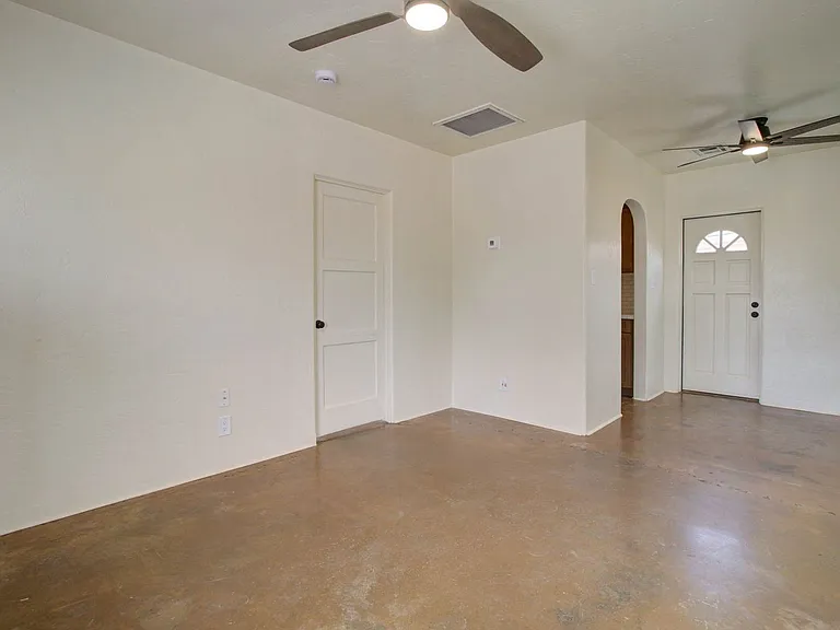 1010 E Coronado Rd — Photo 7