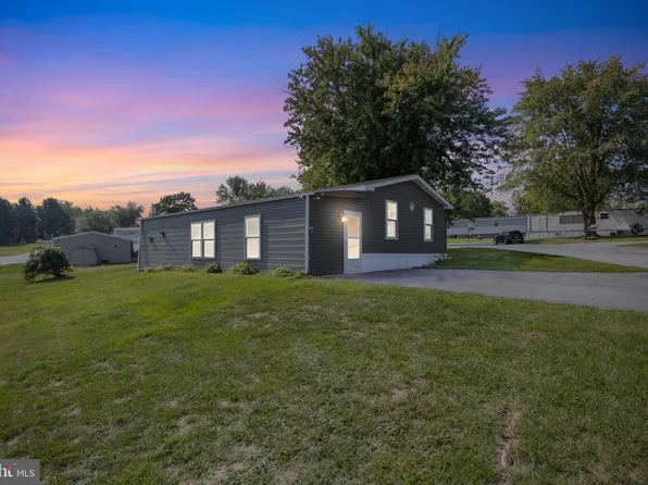 612 Parkwood Dr, Mount Wolf, PA 17347