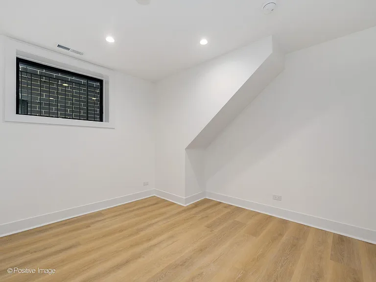 1838 N Rockwell St #1 — Photo 15