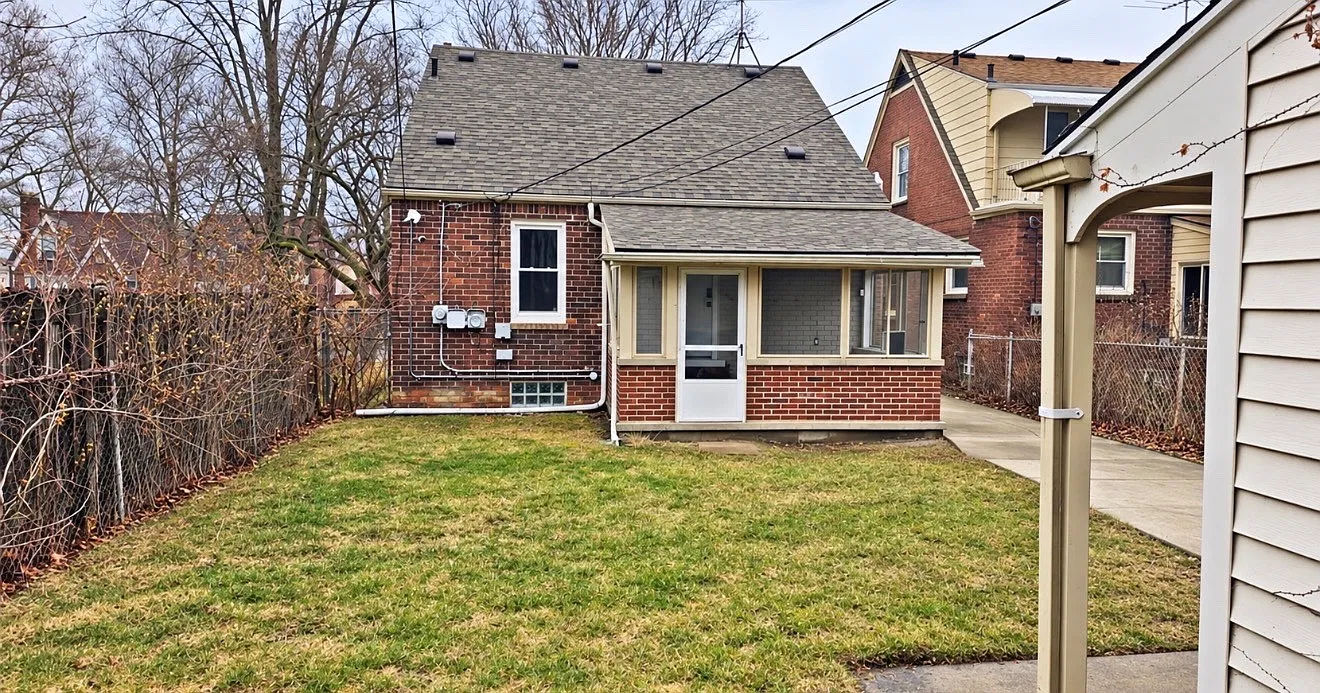 3 bed, 1.0 bath, 2032 sqft, $1,500 — Photo 2