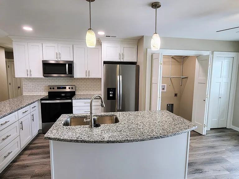 512 W Broadway Ave — Photo 3