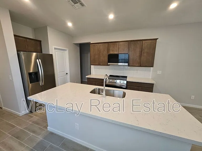 33723 N Blackwell Dr — Photo 2