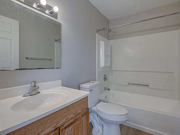 1915 Woodlawn Ave — Photo 13