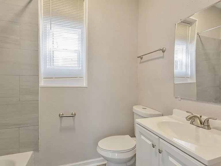 1348885_026_main_bathroom_13448193.jpg
