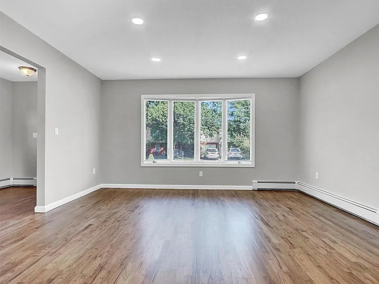 360 44th St — Photo 3