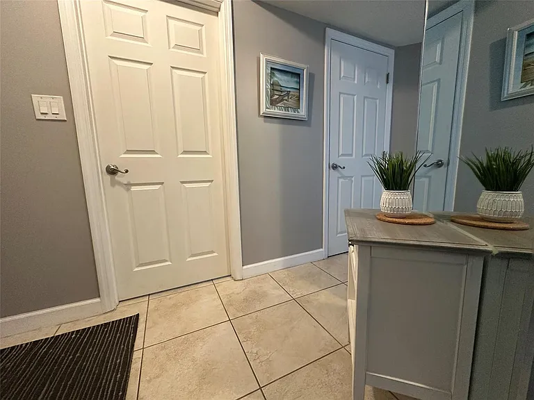 17801 N Bay Rd #212 — Photo 3