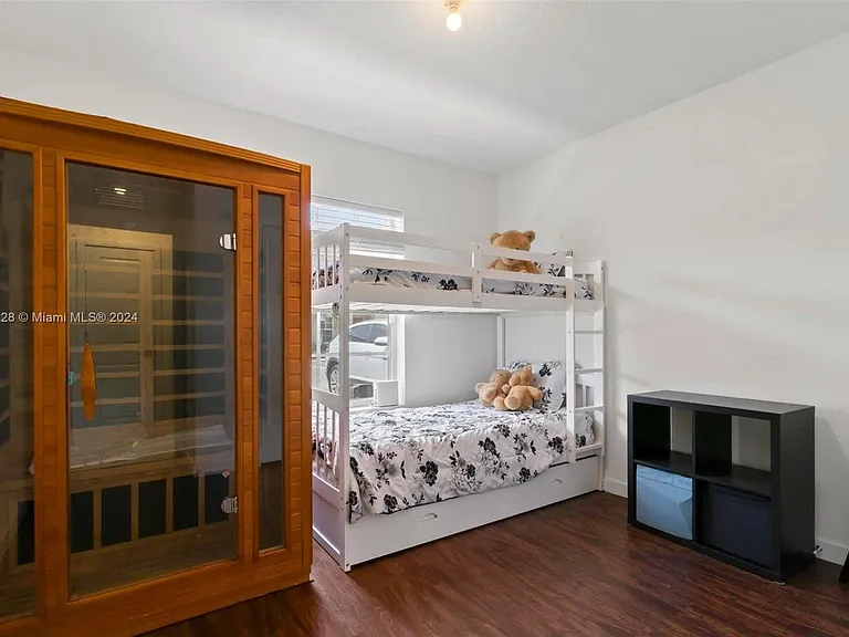 389 NE 5th Pl — Photo 3