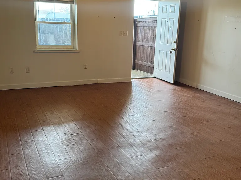 920 N Front St #3 — Photo 2