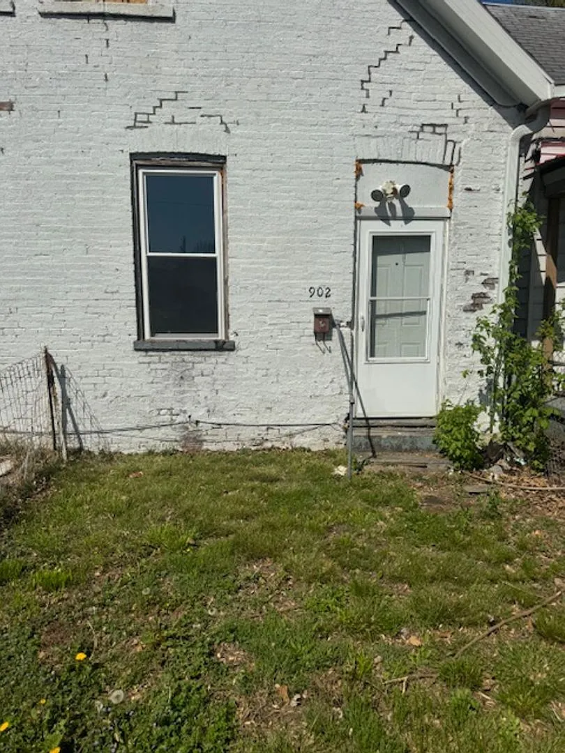 900 & 902 Mary Street — Photo 1