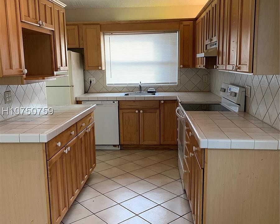 1st image of 3913 NW 72nd Ln